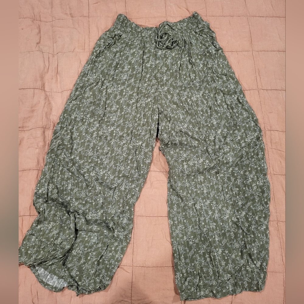 Floral flowy ruched pants. Women's size large.